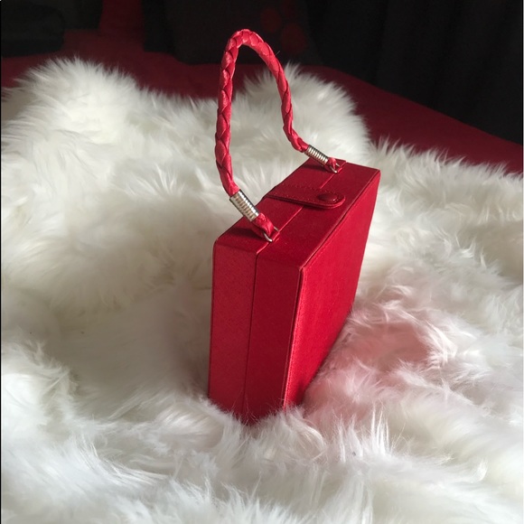 Handbags - ♥️”NWOT”♥️ BEAUTIFUL RED SQUARE SATIN EVENING BAG